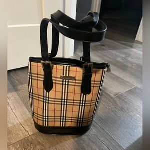 Burberry handbag! GREAT condition!